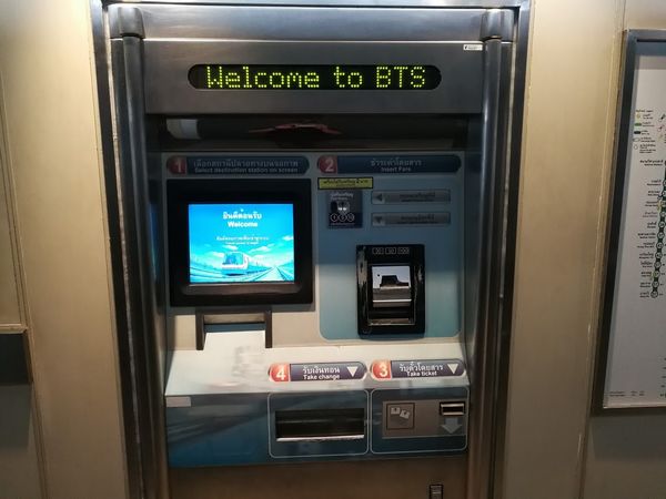 BTS券売機　硬貨と紙幣の両方が利用可能