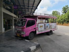 プーケットのピンク色バス