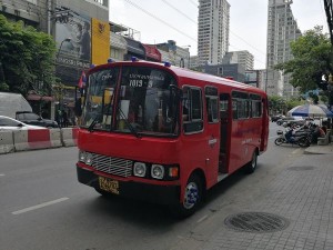 トンロー「赤バス」