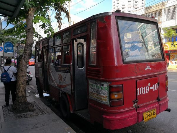 トンロー赤バス