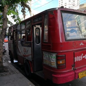 トンロー赤バス